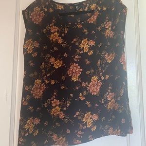 Cute flowy floral blouse size small